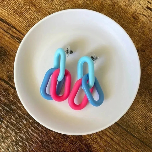❤️ NEW 2/$20 or 3/$25 Lightweight Acrylic Chainlink Earrings Blue and Hot Pink - Picture 1 of 4